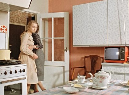 4 стильных наряда Александры из «Москва слезам не верит», о которых мечтали все советские девушки