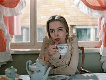 4 стильных наряда Александры из «Москва слезам не верит», о которых мечтали все советские девушки